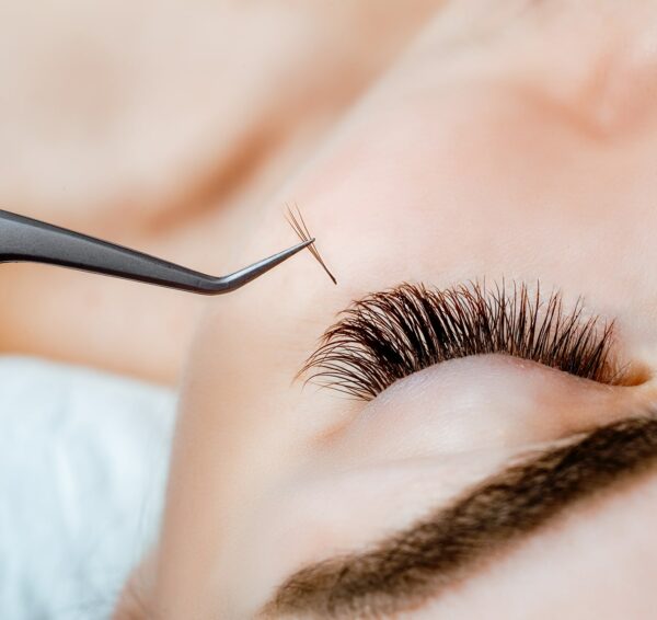 woman-eye-with-long-eyelashes-eyelash-extension-lashes-close-up